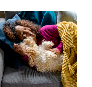 Propietaria acariciando a un perro