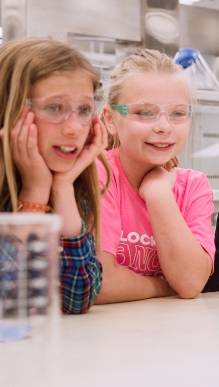 A Hill’s scientist shows laboratory equipment to children